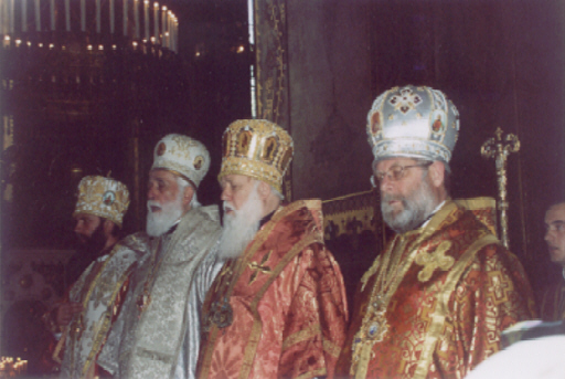 Kyiv (Kiev), Ucraina, 9 Maggio 2004 � Concelebrazione con (da sinistra) il Vescovo Kylment di Simferopol e Crimea, S.S il Patriarca di Kiev Filarete ed il Metropolita Antonio di Ravenna e d�Italia.