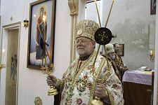 Nella foto: il nostro fondatore + S. Em. Rev.ma mons. Antonio De Rosso (1941 � 2009) durante la consacrazione della Cattedrale della Santa Croce in L�Aquila, avvenuta il 10 gennaio 2009.